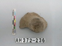 藏品(灰褐色夾砂陶蓋)的圖片